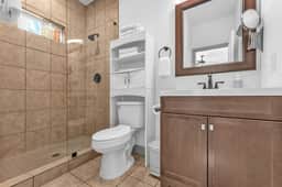 The Farmhouse - Family Friendly Downtown Cottage