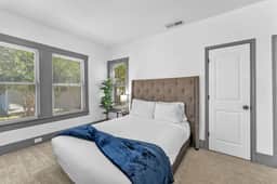 The Farmhouse - Family Friendly Downtown Cottage