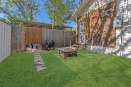 The Farmhouse - Family Friendly Downtown Cottage