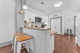 The Farmhouse - Family Friendly Downtown Cottage