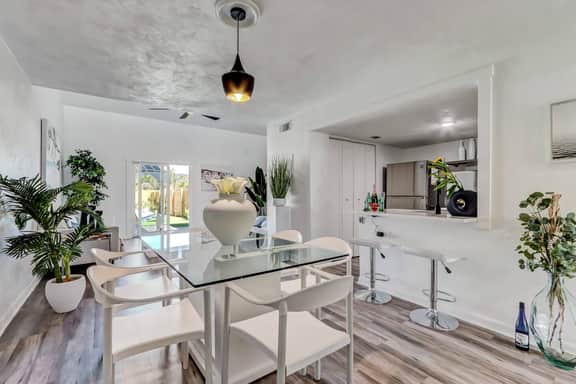 Lux Beach Cabana - Close to Beach & Restaurants