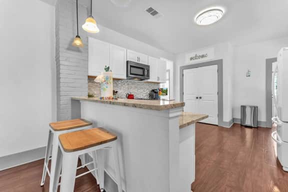 The Farmhouse - Family Friendly Downtown Cottage
