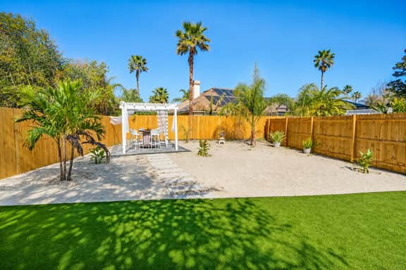Lux Beach Cabana - Close to Beach & Restaurants - Image 4