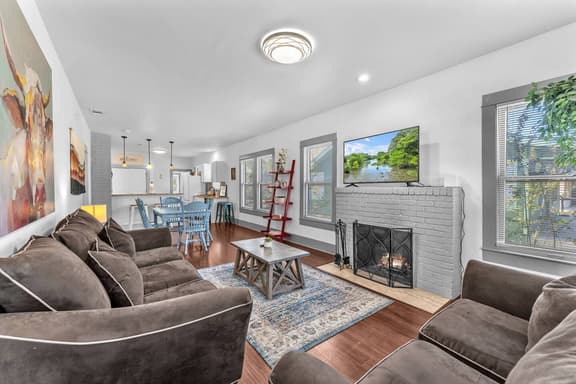 The Farmhouse - Family Friendly Downtown Cottage
